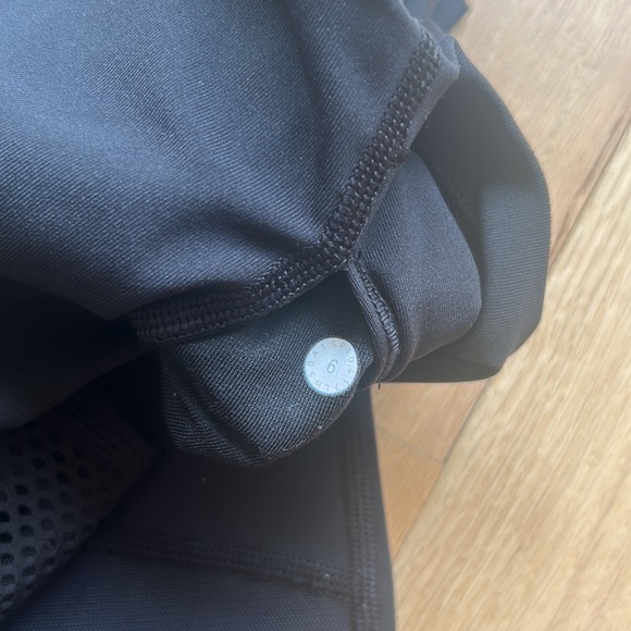 LULULEMON size 6 women’s black leggings with textured pattern - Picture 8 of 9